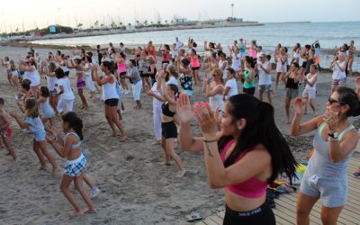 La Escuela de Verano de QFitness celebra su fin de curso haciendo deporte en la playa